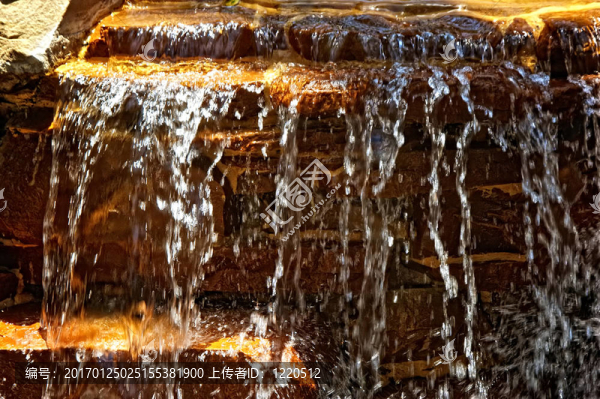 美麗的水傾瀉在巖石上的運動創(chuàng)造了抽象的圖案，當水從巖石跌落到池塘下面