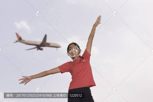 女孩與飛機在天空中