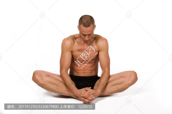 在白色背景上伸展的年輕運(yùn)動(dòng)員