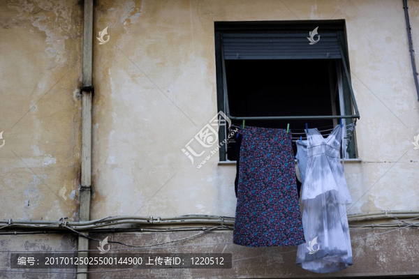 衣服掛在窗口的Kerkyra
