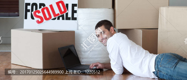 年輕的成年男性使用筆記本電腦-匯圖網(wǎng) www.fosd68.com 年輕的成年男性使用筆記本電腦