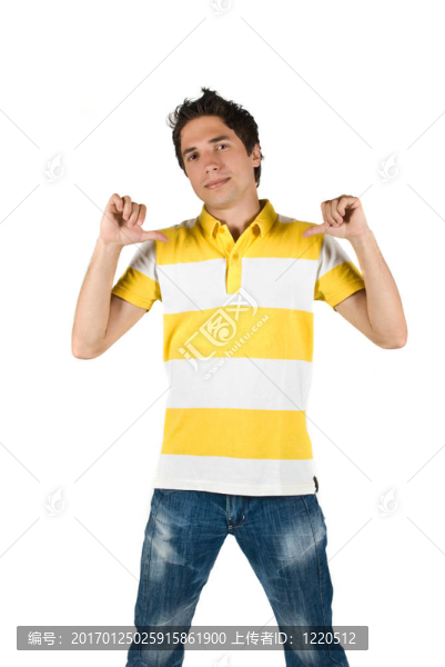 穿T恤衫和牛仔褲的年輕人