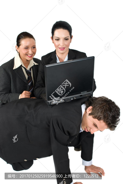 有趣的情況與筆記本電腦的生意人