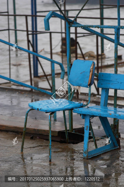雨中的藍色椅子