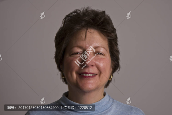 女人微笑的灰色