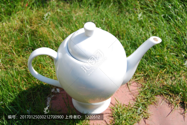 白色的大茶壺