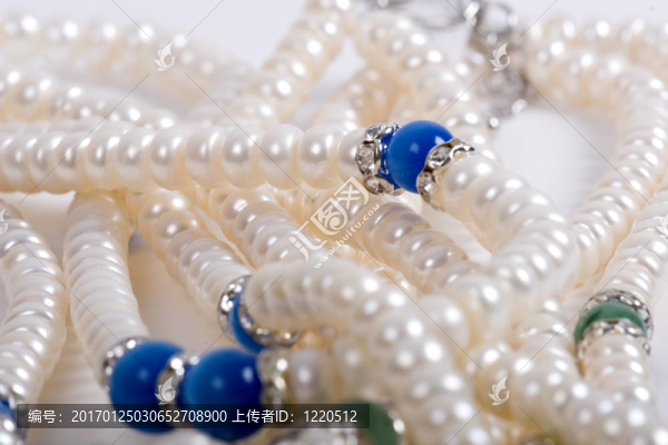胸部充滿珠寶珍品