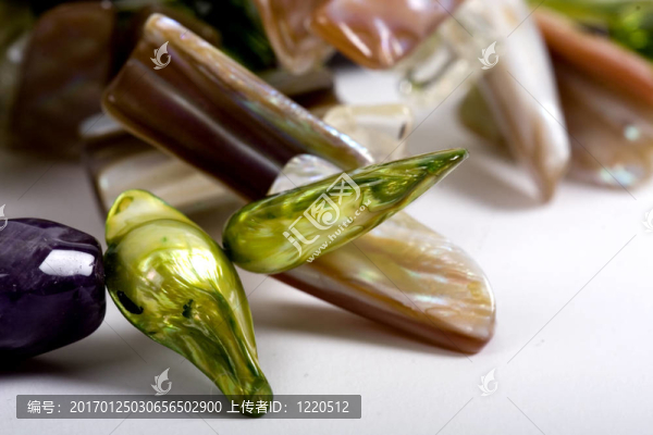 胸部充滿珠寶珍品