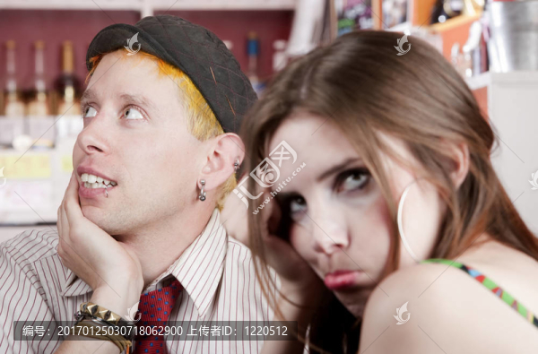 心煩意亂的年輕人和無聊的女人