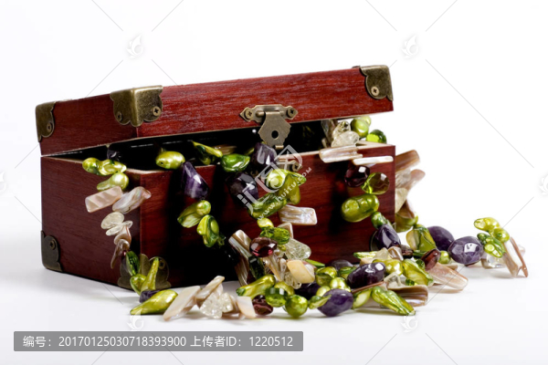 胸部充滿珠寶珍品。孤立的白