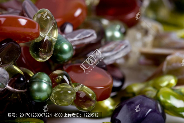 胸部充滿珠寶珍品