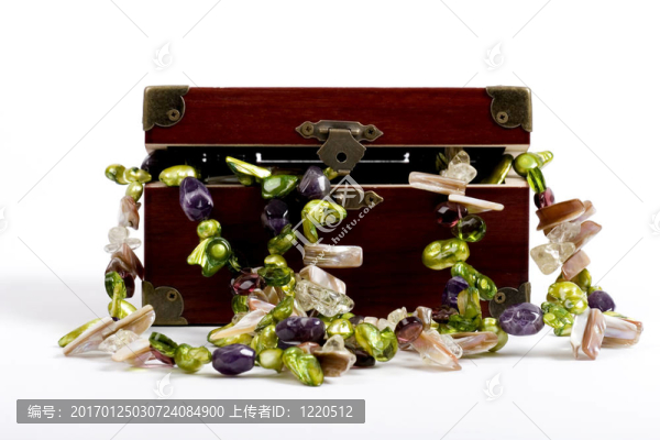 胸部充滿珠寶珍品。孤立的白