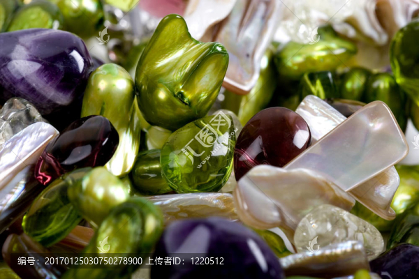 胸部充滿珠寶珍品
