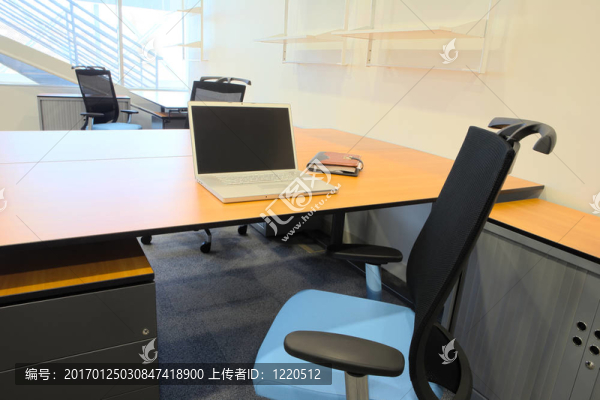 一個(gè)新辦公室的內(nèi)部