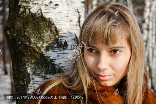 森林里的女孩