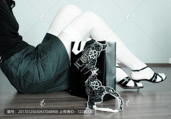 坐在地板上的女孩