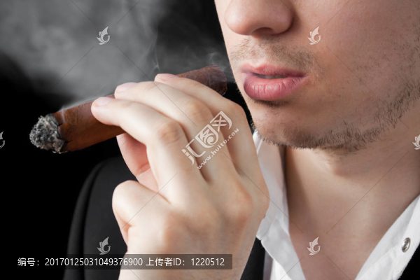 男人抽雪茄
