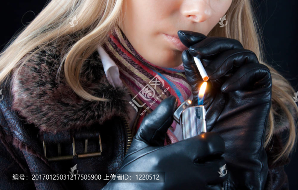 女孩吸煙