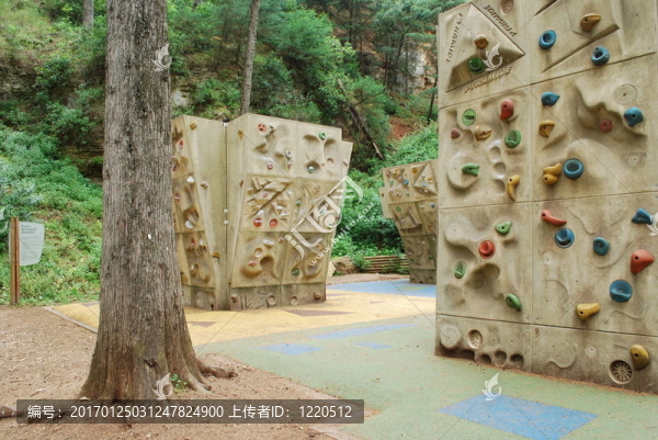 在公園的攀巖墻