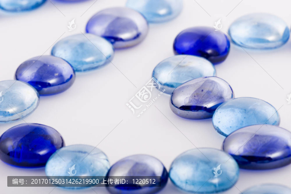 白色背景上的玻璃卵石