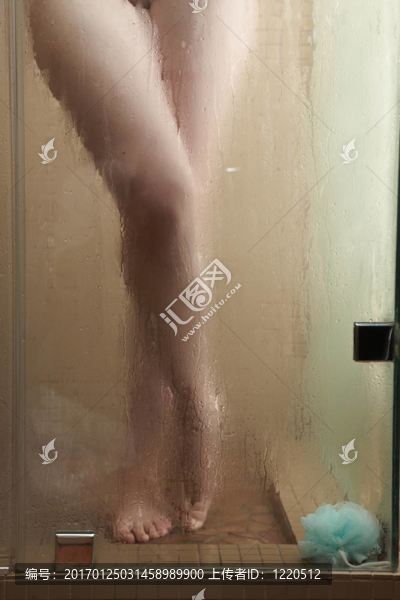 女人在洗澡
