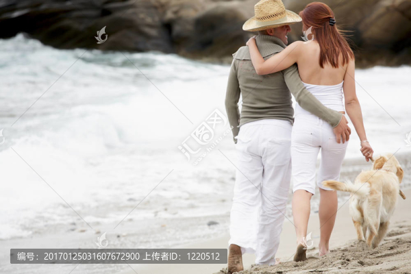 沙灘上的年輕浪漫的情侶