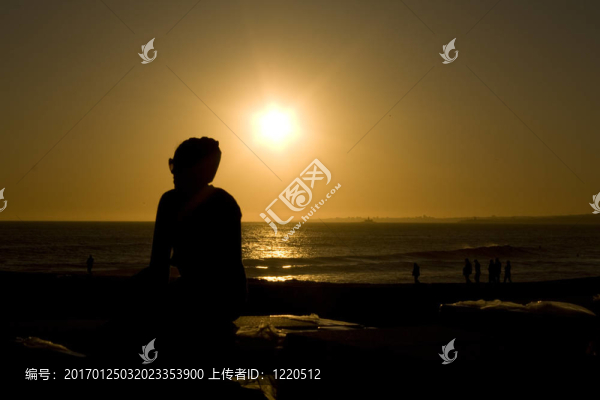 夕陽上的女孩