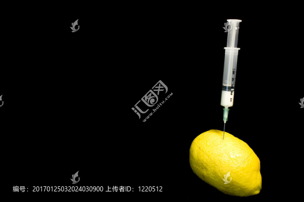 在檸檬上的注射器