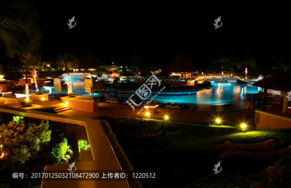 一個豪華全包海灘度假村在夜間