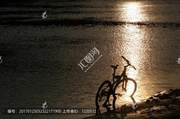 河流中的自行車剪影