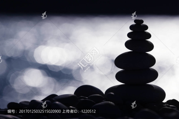 Backlit,Stone堆在沙灘上