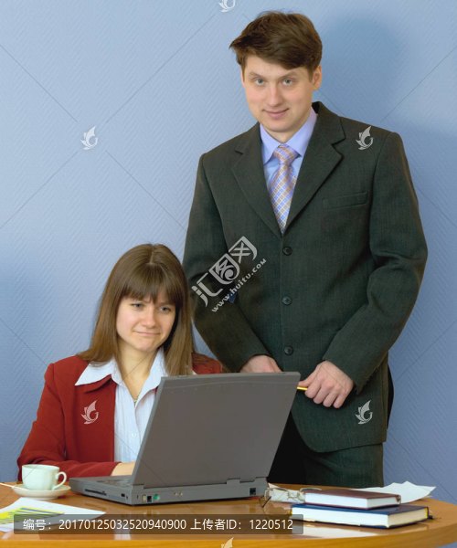 在桌面上的女孩和他們的首席