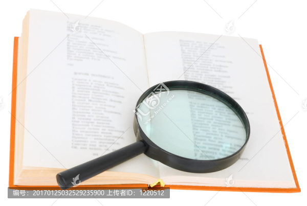 在白色背景上打開的書和放大鏡