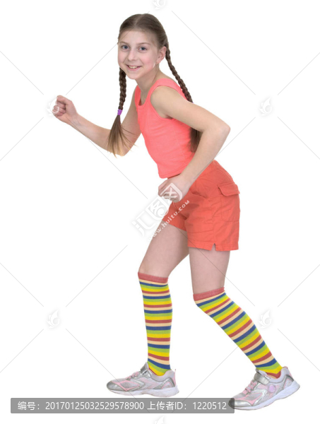 女孩在一件T恤跑