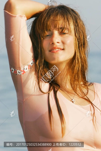 迷人的年輕女孩頭發(fā)濕在海上背景