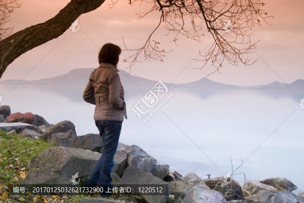 一個(gè)年輕的女人
