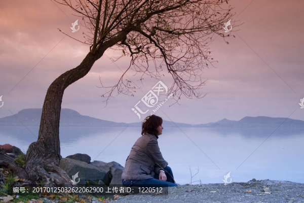 一個年輕的女人