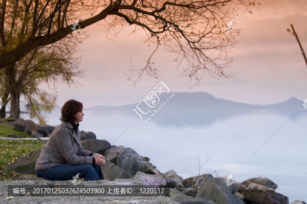 一個年輕的女人