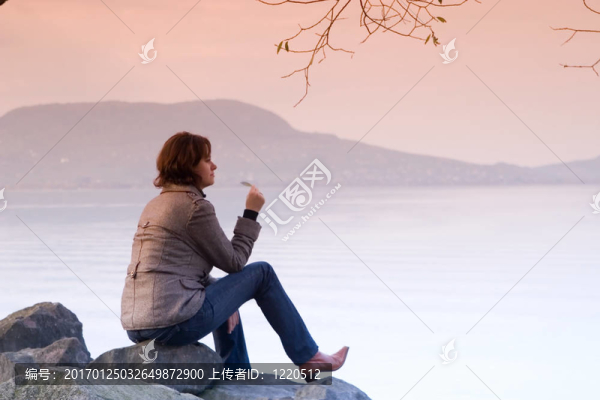女士坐在樹下休息