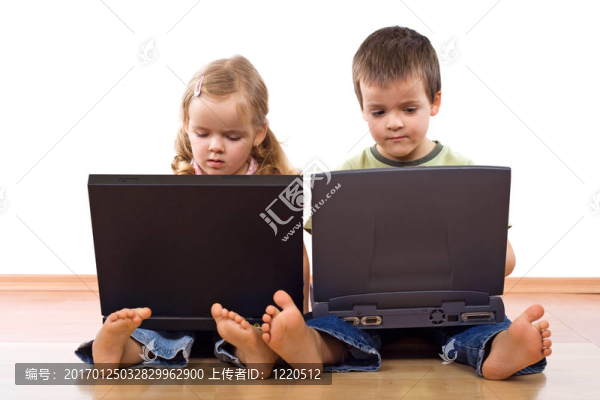 孩子們用筆記本電腦