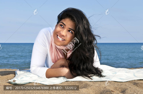 在海灘上的年輕的美洲土著婦女