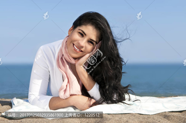 在海灘上的年輕的美洲土著婦女
