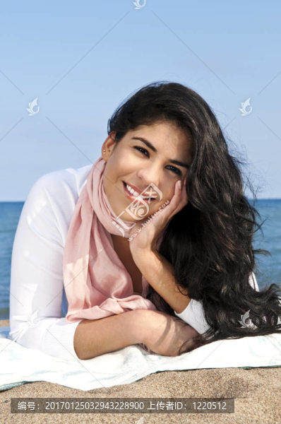 在海灘上的年輕的美洲土著婦女