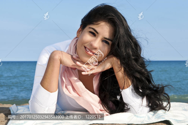 在海灘上的年輕的美洲土著婦女