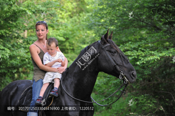 母親；兒子和黑色的馬