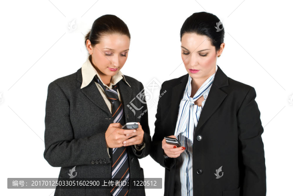 商務(wù)女人通過電話移動電話