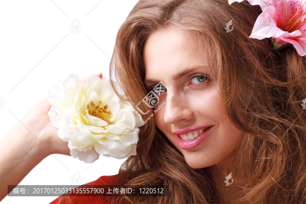 美麗的年輕女人與花。