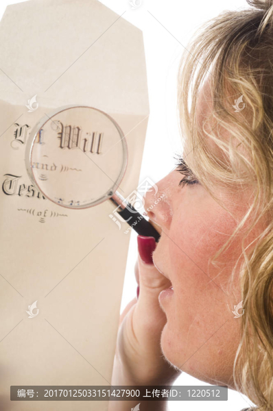 檢查遺囑的女人