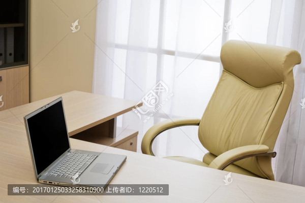 桌上的筆記本電腦