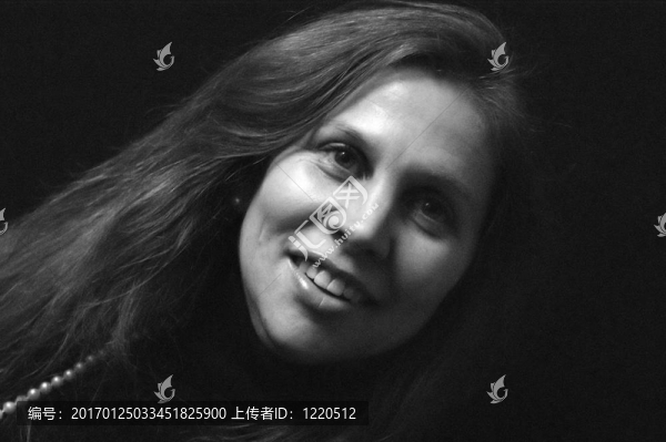 黑白美女微笑的畫像